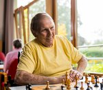 Ein Senior beim Schachspielen