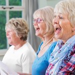 Drei Seniorinnen singen.