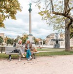 Zwei Seniorinnen auf einer Parkbank auf dem Stuttgarter Schlossplatz.