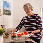 Eine Bewohnerin schneidet Tomaten