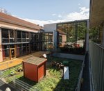 Der Innenhof des Generationenhaus Heslach mit Ziegengehege.