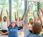 Eine gemischte Gruppe macht Yoga.