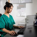 Eine Pflegerin arbeitet am Computer