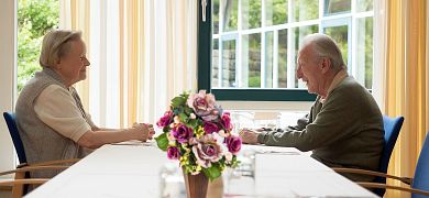 Zwei Senioren unterhalten sich an einem Tisch