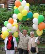 Senioren mit Luftballonen