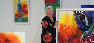 Die Künstlerin Irene Ziegler-Selle und einige ihrer Bilder bei der Vernissage im Zamenhof. 