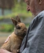 Bewohner hält ein Kaninchen