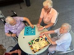 Senioren spielen Brettspiele