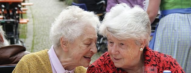 Zwei Seniorinnen unterhalten sich